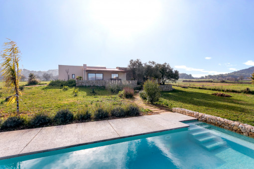 Bright finca with renting license, energy certificate B and panoramic views near Sineu