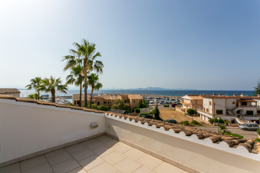 Spacious sea-view villa in a quiet location on the harbour of Colonia Sant Pere