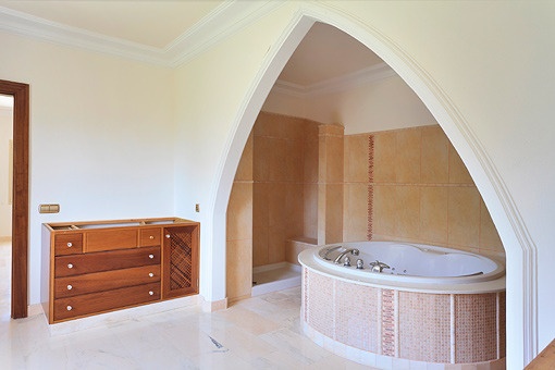 Jacuzzi in the main bathroom on the ground floor