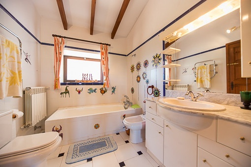 Bathroom with bathtub and daylight