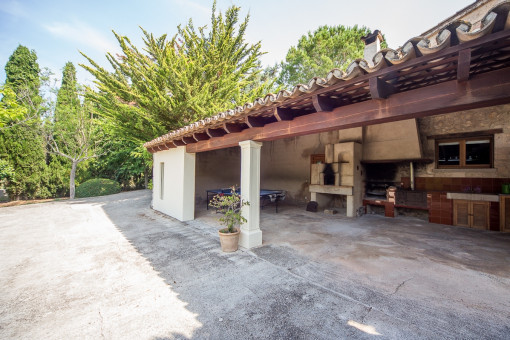 Covered terrace with barbecue area