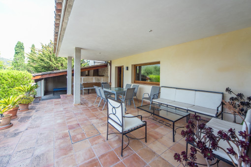 Covered terrace with dining area