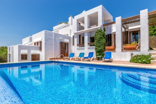 виллы на Cala Mandia
