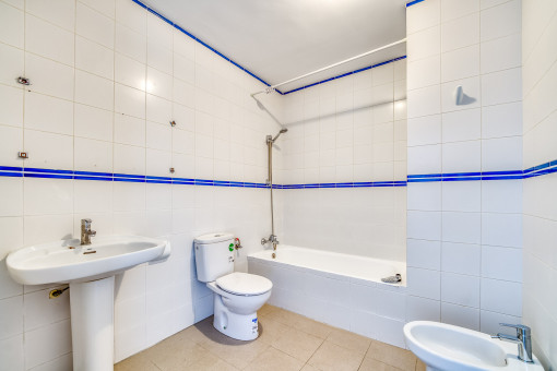 One of 2 bathrooms