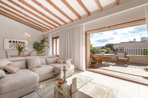 Wonderful luxury penthouse-apartment with very high-quality features in the heart of Santa Maria