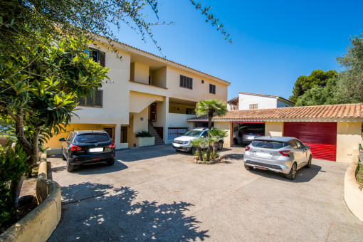 Large driveway of the house
