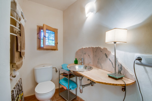 Small en suite toilet