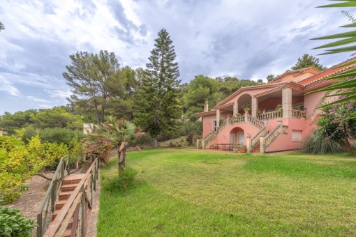 Spectacular, classically-styled villa with 5 bedrooms, a tennis court and sea views in Canyamel