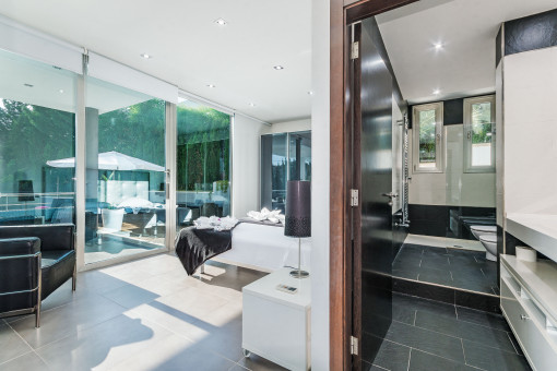 View to the modern en suite bathroom