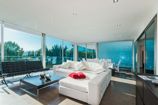 Lightflooded living and dining area due to large windows