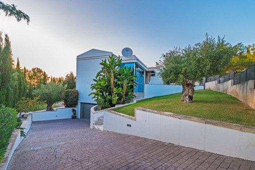 Large driveway to the garage