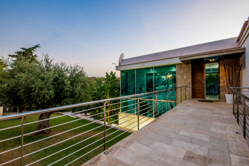 Appealing entrance to the villa