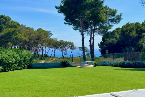 Newly-built chalet on the 1st sea line in Puig de Ros with sea views