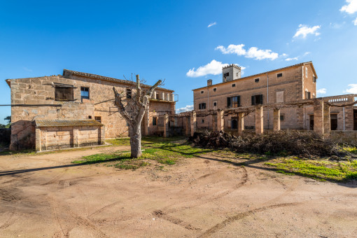 Quietly-situated manor house in need of renovation in Algaida