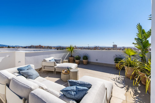 Modern, newly-built penthouse with private roof terrace in a prime location in Palma