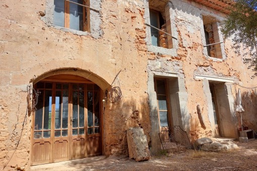 Rustic finca building plot with a stone house requiring restoration in Consell