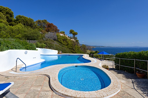 Bright ground floor apartment with spacious sunny terrace, communal pool in first sea line and direct sea access in Cala Vinyas
