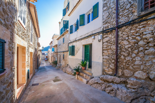 Village house in need of renovation at Mount Calvary of Pollença