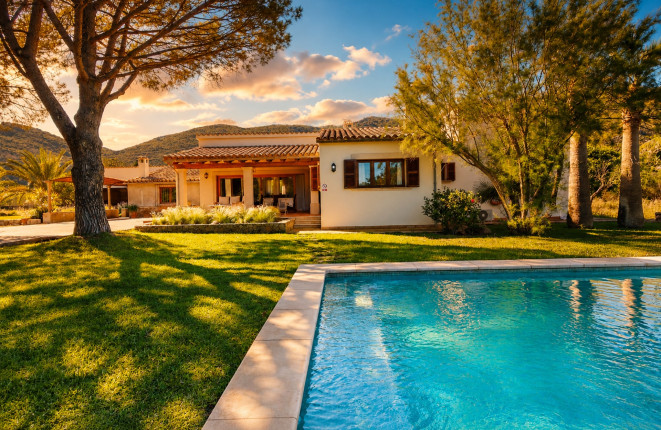 Rustic-style villa with mountain views and...