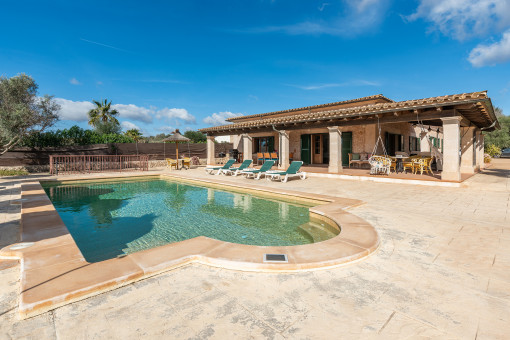 Inviting natural-stone finca with pool and touristic rental licence on the outskirts of the village of Santanyi
