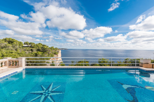 Chalet on the very first sea line in a breathtaking location in Cala Llombards