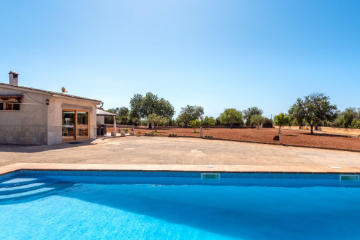 Newly-renovated finca with sweeping views in Llucmajor