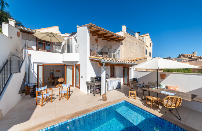 Wonderfully-renovated village-house in Selva with pool and sweeping views as far as the bay of Alcudia
