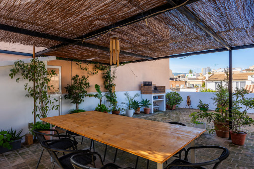 Spacious apartment with private roof terrace in the immediate vicinity of the Santa Catalina market hall