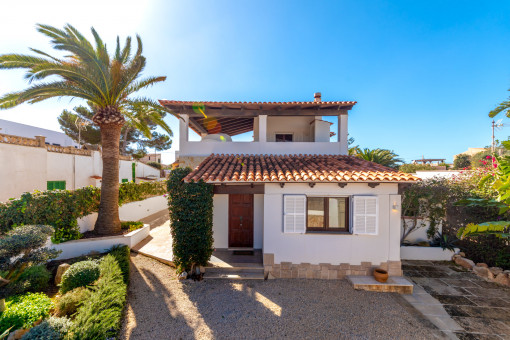 Enchanting chalet within easy walking distance of the sea in Cala Llombards