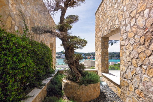 Modern villa with 2 pools and sea views, only a short walk from the beach of Santa Ponsa