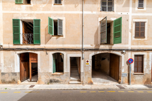 Impressive townhouse for renovation in the centre of Llucmajor