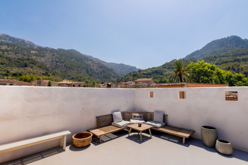 Centrally located and bright townhouse with garage and terrace in Soller