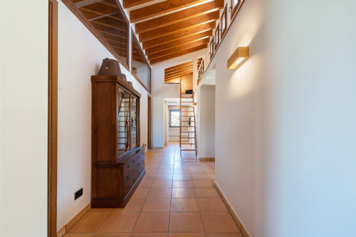 Bright hallway leading to the bedrooms and a versatile loft – perfect for kids, hobbies or extra storage.