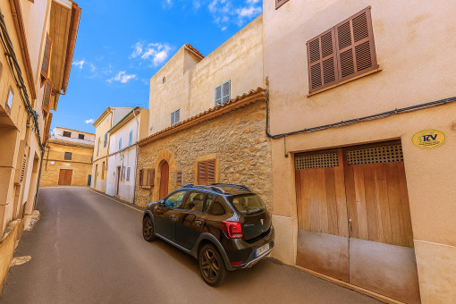 Village house with potential in Pollença – near the centre, with patio and roof terrace