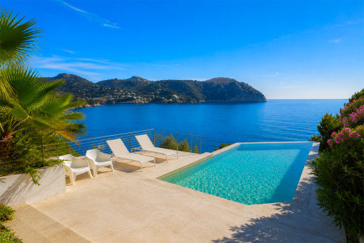 Fantastic modern designer villa right on the beach in Canyamel